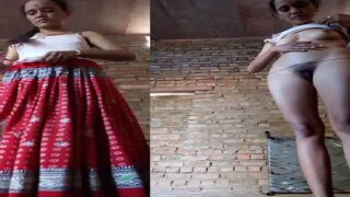 Slim mature bhabhi hairy village pussy showing
