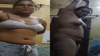 Mature aunty in glasses naked show for lover