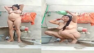 Mature bhabhi naked head bath in bathroom